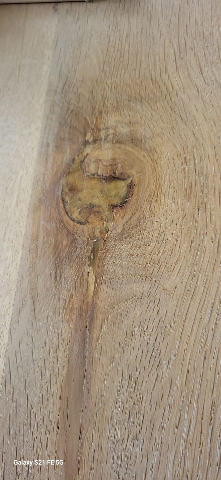 Rustiek tafelblad met knoep herstel