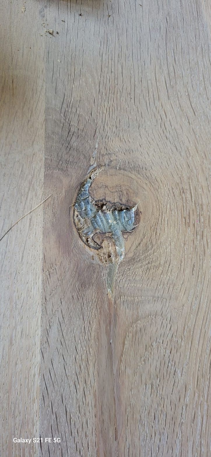 Hout herstel van Rustiek tafelblad met knoep